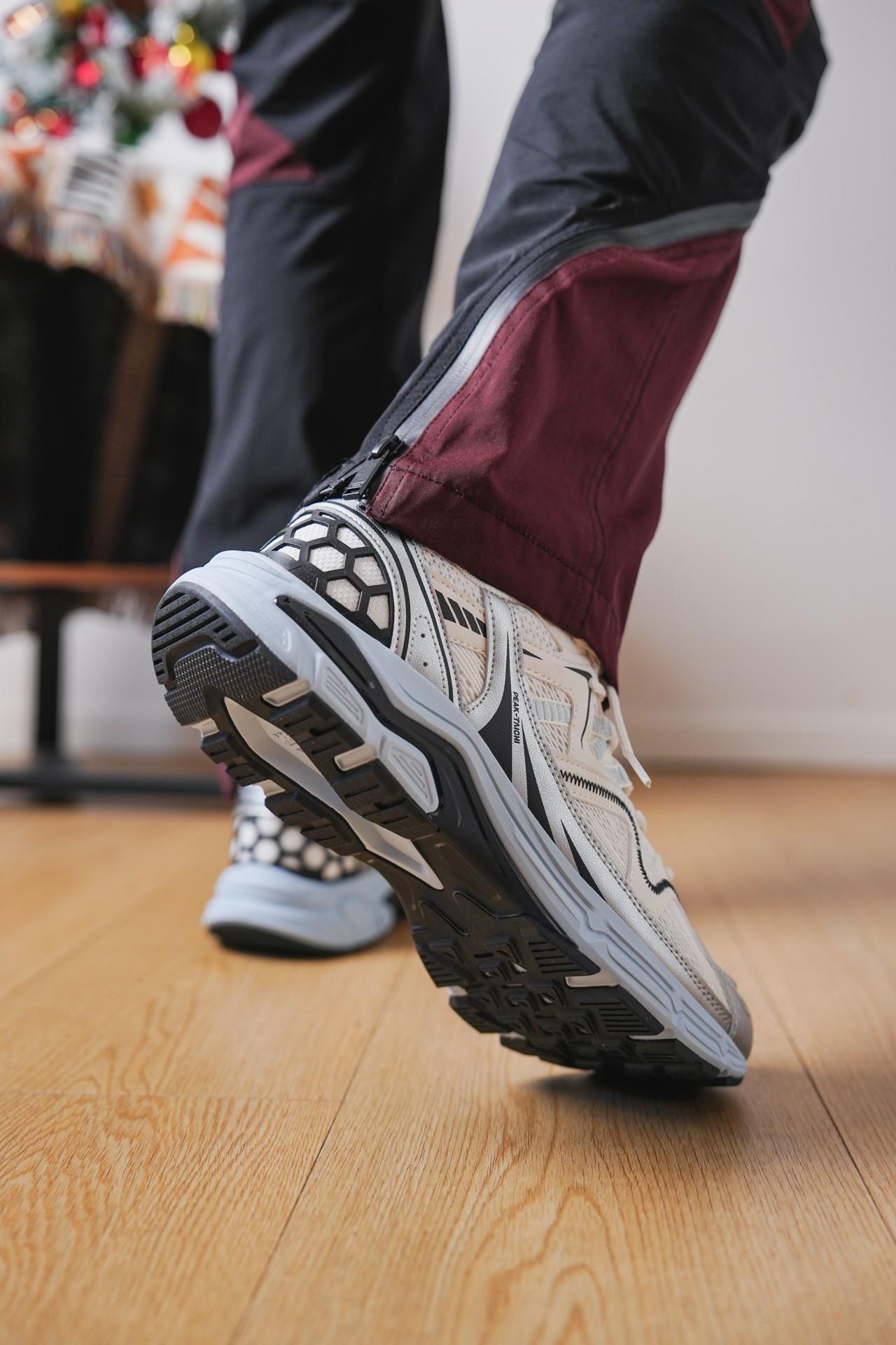 2025得物年度鞋王| 赛博Y2K 复古又机能